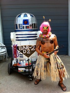 alien-hula-girl-and-bar2d2